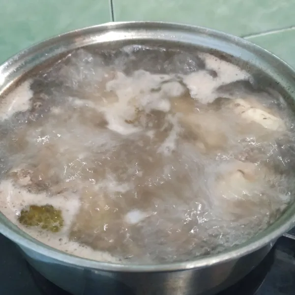 Rebus balungan ayam selama 10 menit, tiriskan.
