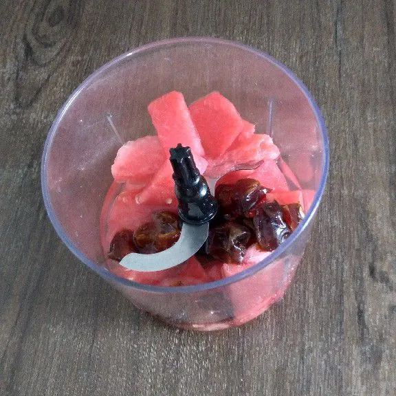 Masukkan semangka, kurma, air, dan garam himalaya ke tabung blender.