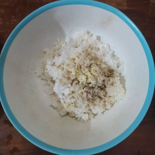 Campur nasi dengan garam, lada dan kaldu jamur.
