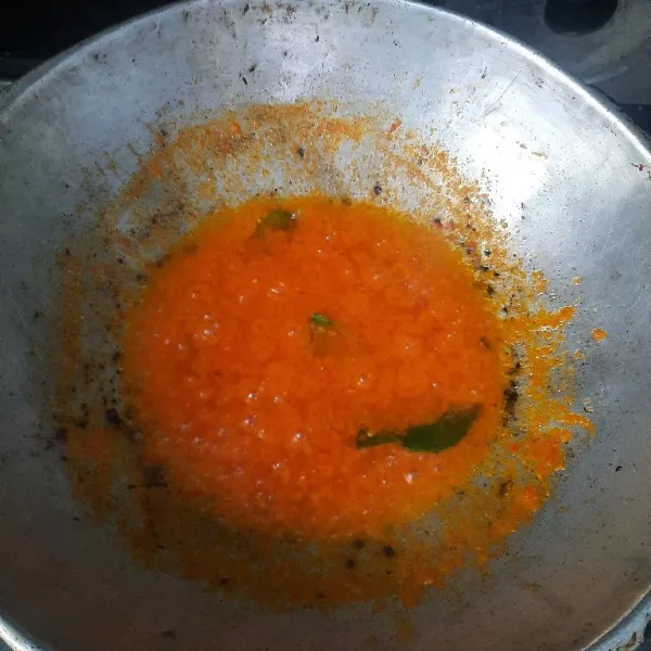 Tumis bumbu sampai matang.