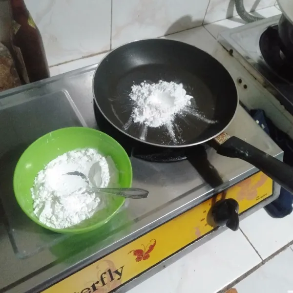 Sangrai tepung tapioka, aduk-aduk terus hingga matang merata