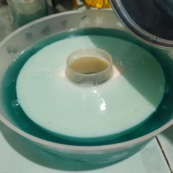Masukkan lapisan putih pudding lalu siram dengan sisa cairan lapisan luar pudding. Tunggu hingga set.