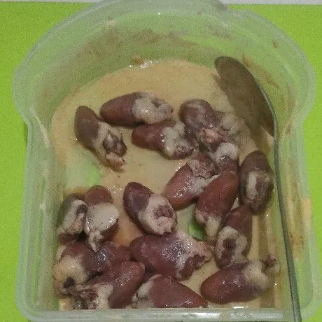 Ambil 3 sdm tepung bumbu, buat adonan cair. Masukkan jantung ayam, aduk sampai rata.