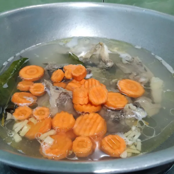 Masukkan wortel dan jagung, masak hingga empuk.