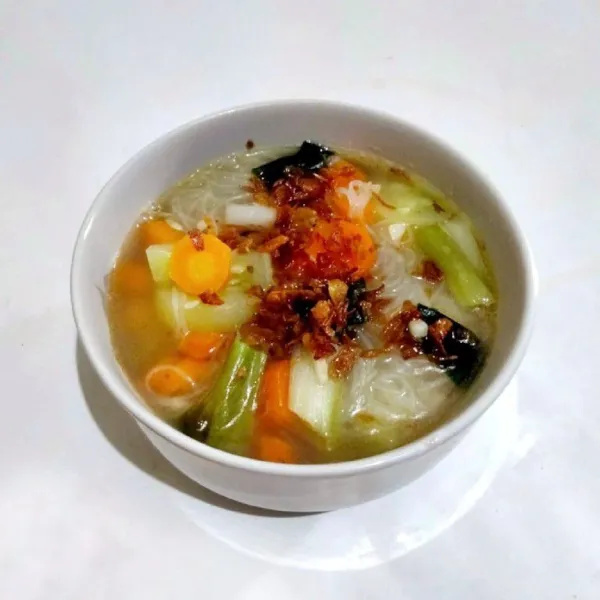 Sajikan sup selagi hangat dan beri taburan bawang merah goreng.