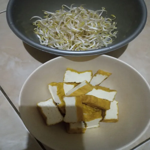 Cuci tauge, kemudian tiriskan. Bilas tahu, potong-potong tebal ±1cm, sisihkan.