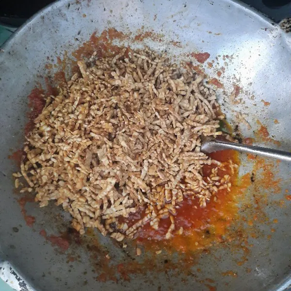 Masukan tempe, kecilkan api, aduk rata sampai semua bumbu tercampur rata.