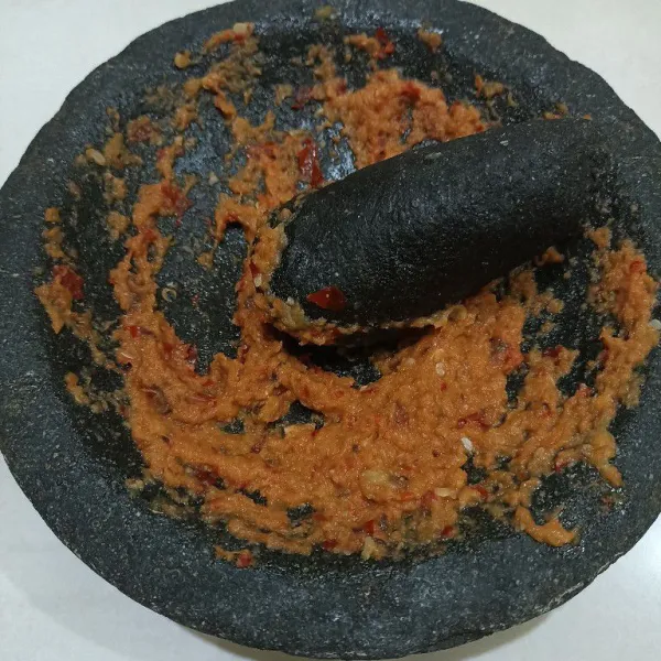Siapkan bahan-bahannya dan haluskan bumbu halusnya.