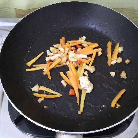 Masukkan wortel dan kembang kol. Masak hingga setengah empuk atau empuk sesuaikan selera.