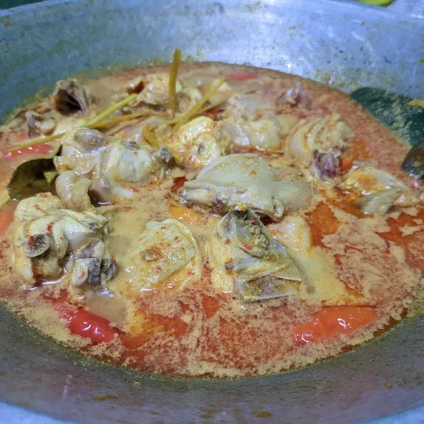 Tambahkan secukupnya air, garam, kaldu bubuk, lada bubuk dan gula pasir. Aduk merata, masak hingga daging matang.