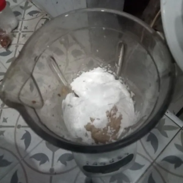 Masukkan tepung tapioka, blender sampai tercampur rata