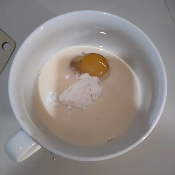 Campurkan telur, susu, gula pasir, dan tepung maizena, kocok hingga gula larut, kemudian saring.