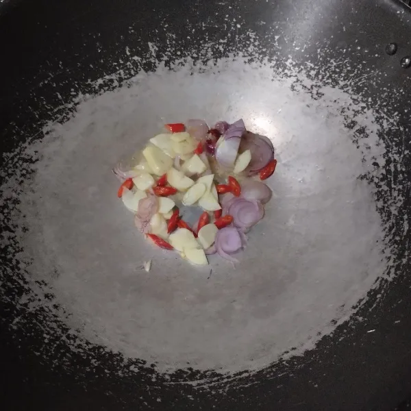 Tumis bumbu iris hingga harum.