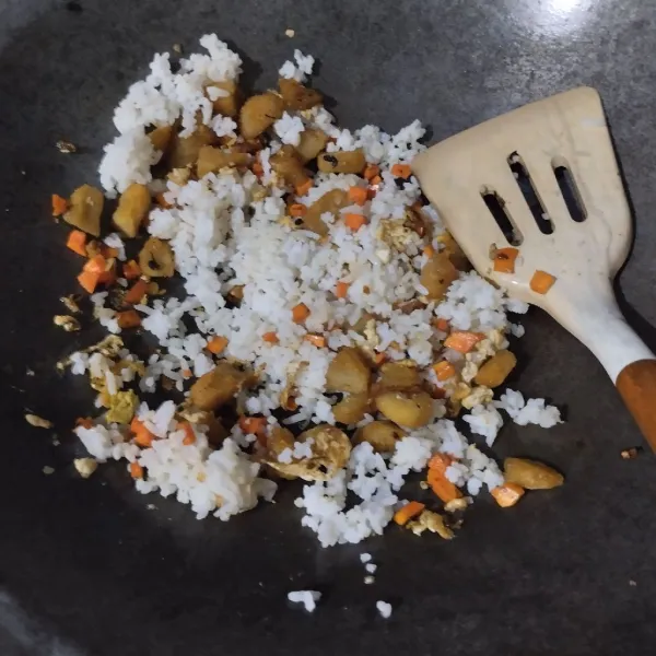 Tambahkan nasi putih. Bubuhkan garam, lada, kaldu jamur dan saus tiram.
