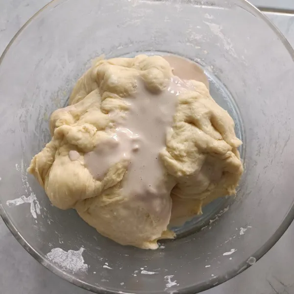 Setelah 3 jam campurkan ragi dengan air hangat sampai terbentuk seperti pasta. Kemudian masukkan ke adonan. Uleni hingga tercampur rata.