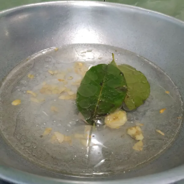 Tambahkan air, daun salam, kencur, dan jahe. Masak hingga air mendidih.