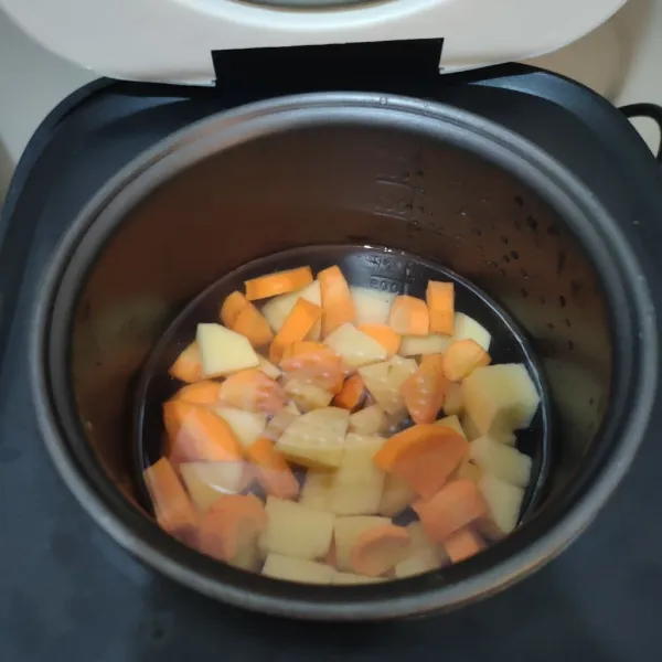 Potong dadu kecil wortel dan kentang, kemudian rebus, setelah empuk tiriskan.