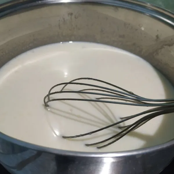 Campur jelly plain, susu kental manis, dan air lalu aduk rata. Kemudian masak hingga mendidih.