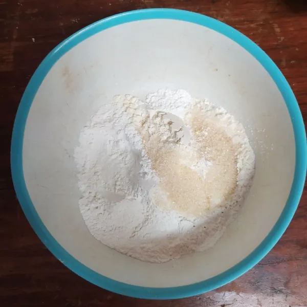 Campur tepung beras, tepung terigu, gula dan baking powder.
