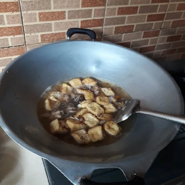 Masukkan ayam, tahu, air, garam, gula, merica, kaldu dan asam jawa, test rasa.