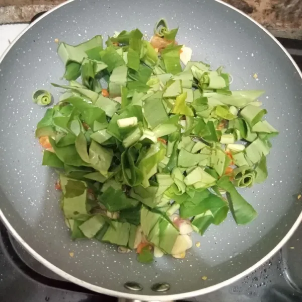 Masukkan daun kencurnya lalu oseng hingga agak layu.