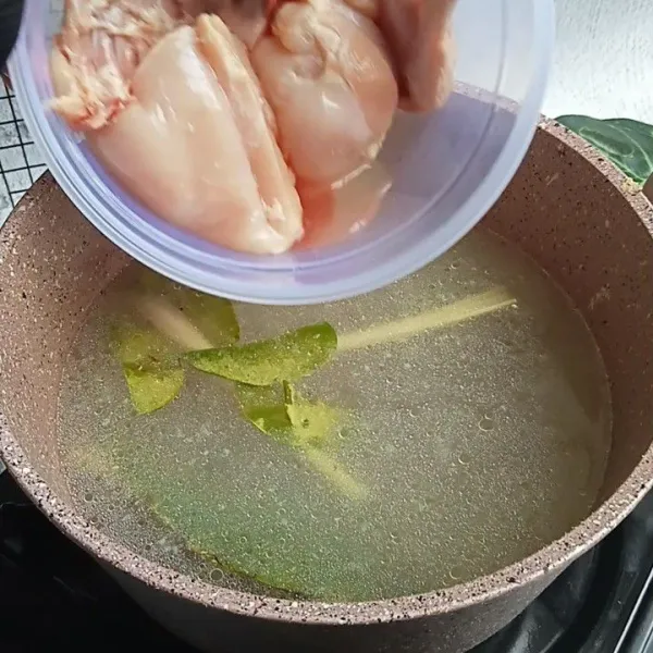 Masukkan ayamnya.