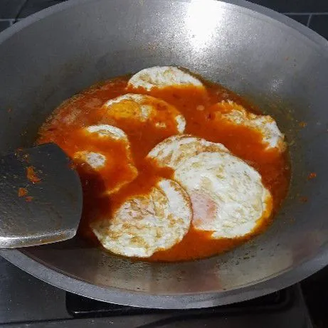Tuang air kemudian masukkan telur ceplok.