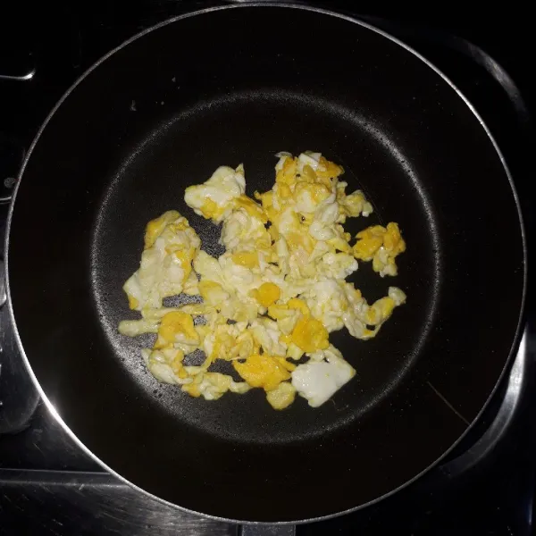 Panaskan teflon, masukkan telur lalu buat telur orak-arik. Angkat lalu sisihkan.
