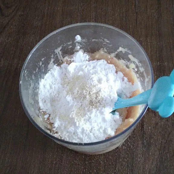 Tambahkan tepung tapioka lalu aduk hingga merata serta koreksi rasa sesuai selera.