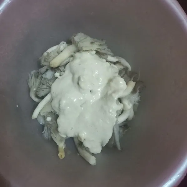 Tuang larutan tepung pada jamur tiram, aduk rata.