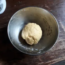 Kulit : campurkan terigu, garam, telur dan margarin, aduk hingga rata. Tambahkan air sedikit demi sedikit sambil diuleni hingga rata dan kalis. Bulatkan adonan dan masukkan ke dalam plastik, diamkan selama 30 menit.