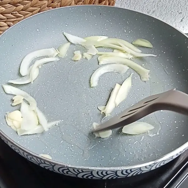 Tumis bawang bombai dan bawang putih hingga harum.
