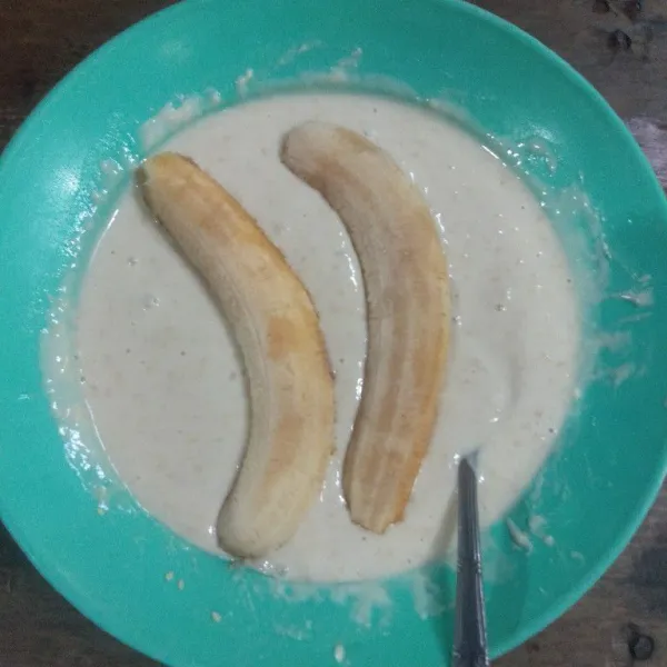Masukan pisang ke dalam adonan, baluri hingga merata.
