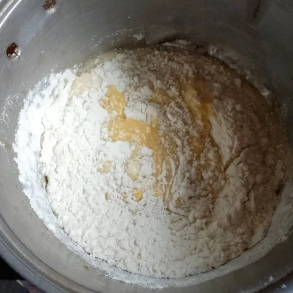 Tambahkan tepung terigu