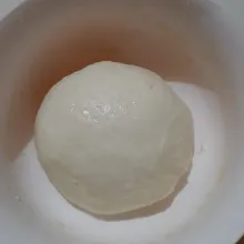 Tambahkan air hangat, mixer sampai kalis. Bulatkan.
