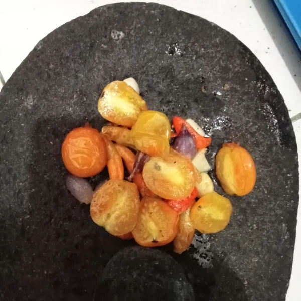 Haluskan semua bahan sambal dan tambahkan secukupnya gula merah. Saya tidak pakai garam karena ikan jambal ya sudah asin.