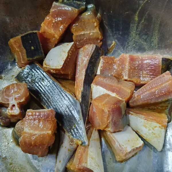 Bumbui ikan pari dengan bumbu marinasi dan perasan jeruk nipis, kemudian simpan di kulkas sekitar 30 menit.