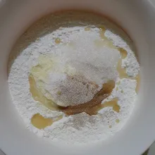 Dalam wadah masukkan tepung, gula, garam, susu bubuk, ragi, dan minyak.