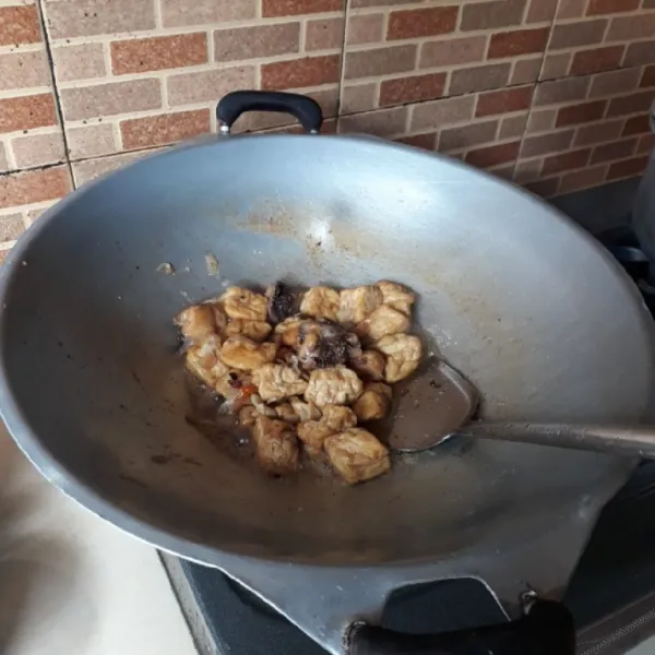 Masak hingga air menyusut dan bumbu meresap.