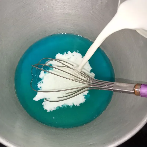Tuang susu cair kemudian aduk rata, tambahkan pasta blueberry.