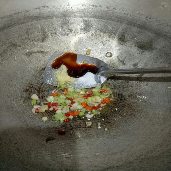 Lalu tambahkan saus tiram,  garam,  kaldu bubuk dan lada bubuk aduk rata.