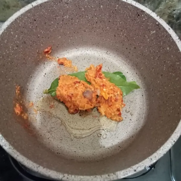 Tumis bumbu halus bersama daun salam dan lengkuas. Tumis hingga bumbu matang.