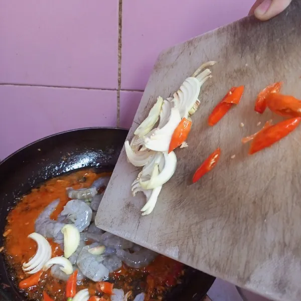 Tambahkan udang, bawang bombay dan cabe rawit merah. Aduk sampai udang berubah warna.