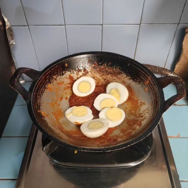 Masukkan potongan telur.