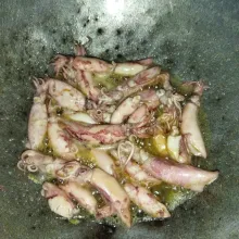 Panaskan minyak goreng, goreng cumi asin sebentar saja, angkat.