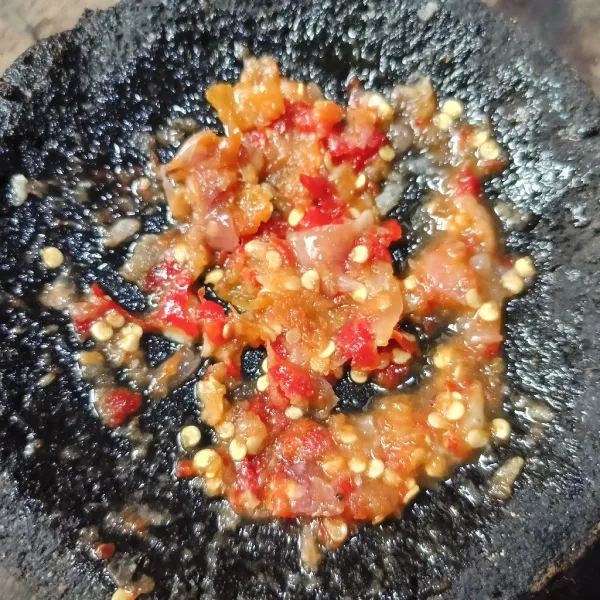 Kemudian ulek sambal sampai halus.