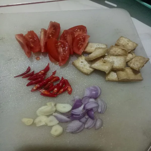 Iris bahan,  goreng tahu hingga berkulit.