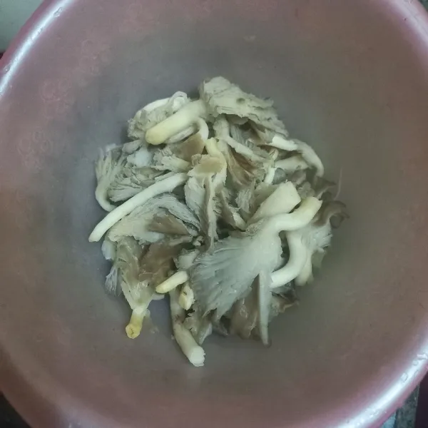 Keringkan jamur tiram yang telah dibersihkan.