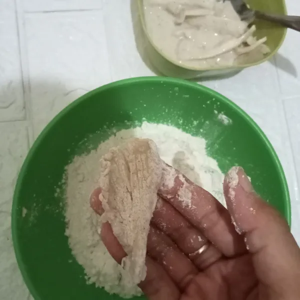 Kemudian balurkan dengan tepung kering hingga keriting.