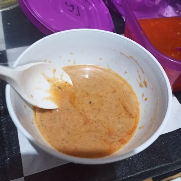 Campur sambal dan bumbu kacang (tingkat kepedasannya sesuaikan selera).